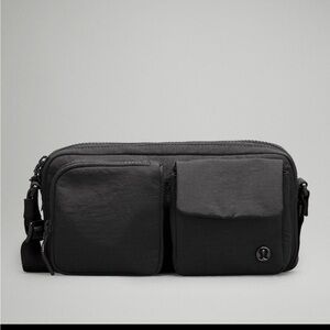 NWT Lululemon multi-pocket crossbody bag 2.5L
